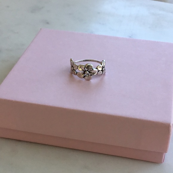 Sz 6, Sale $12 Firm! .925 Sterling Silver Triple Flower Ring - Picture 11 of 14